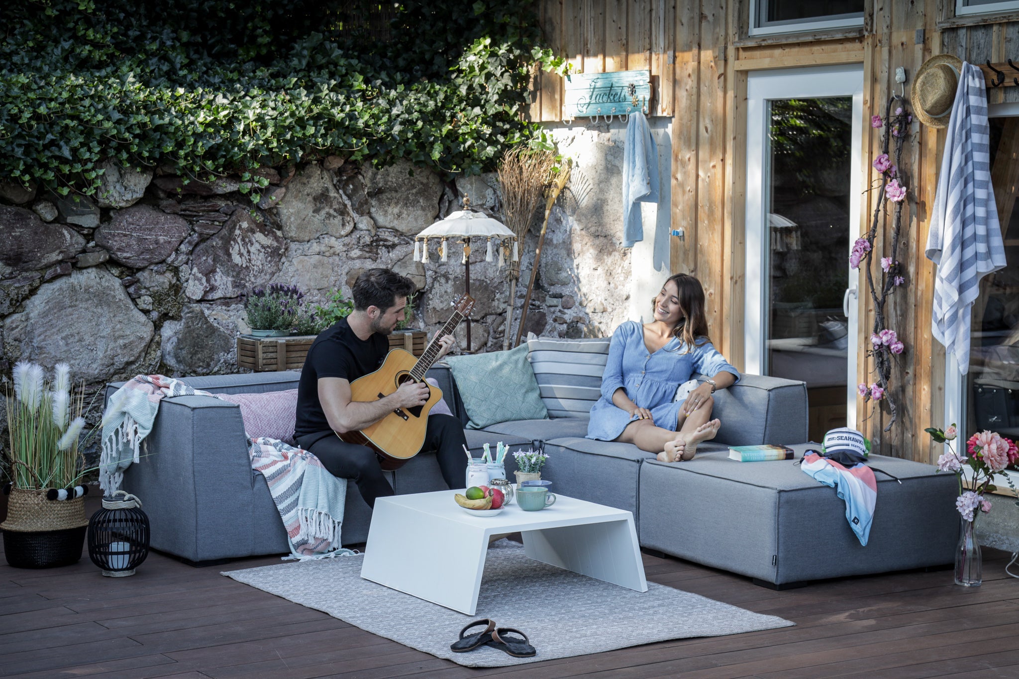 Gartenlounge aus Outdoor-Stoff mit Ecksofa und wetterfesten Polstern für Terrasse