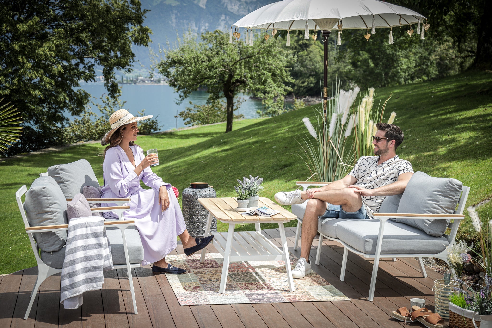 Aluminium Gartenlounge mit Sofa, Sesseln und Tisch im modernen Outdoor-Design
