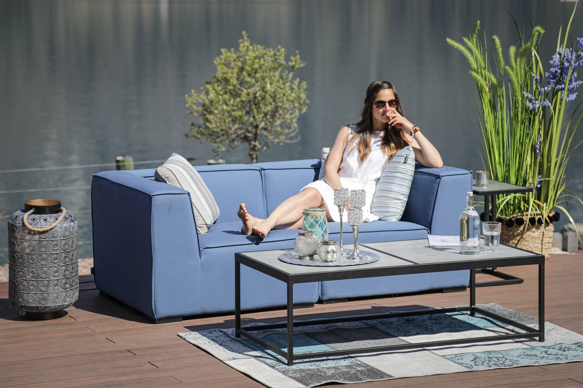 Gartensofa mit wetterfesten Polstern in Blau für Terrasse und Garten