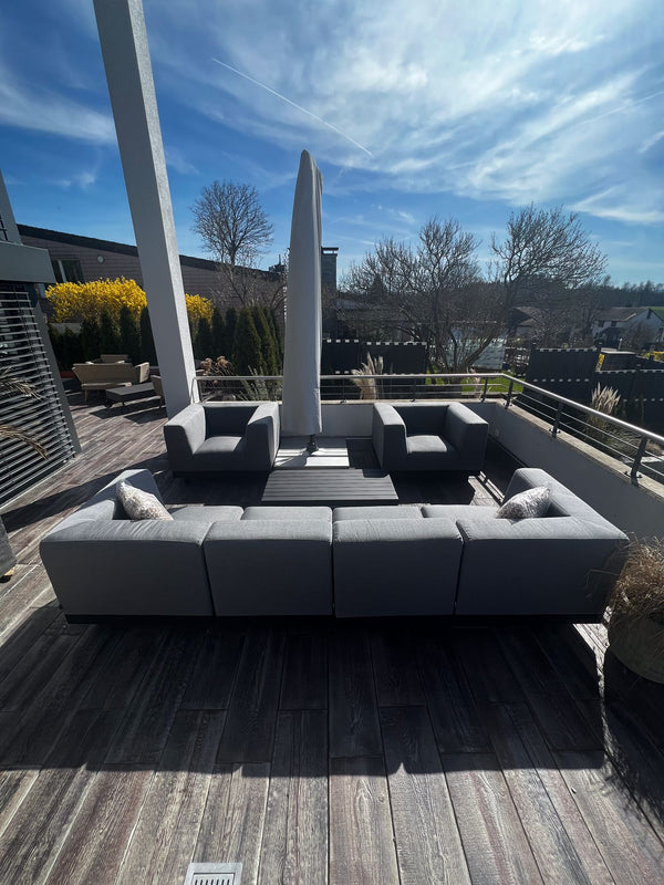 graue modulare outdoor lounge auf schöner holz terasse